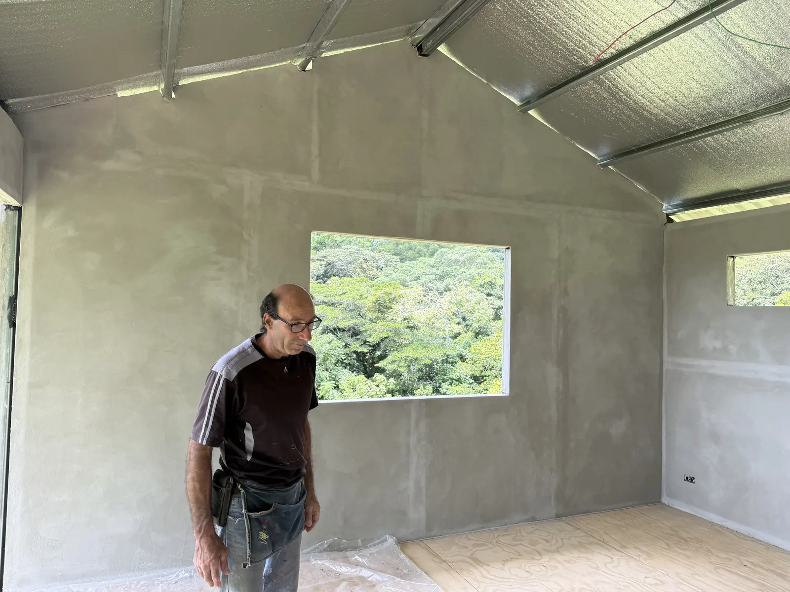 Interior de cabina terminado con ventanales
