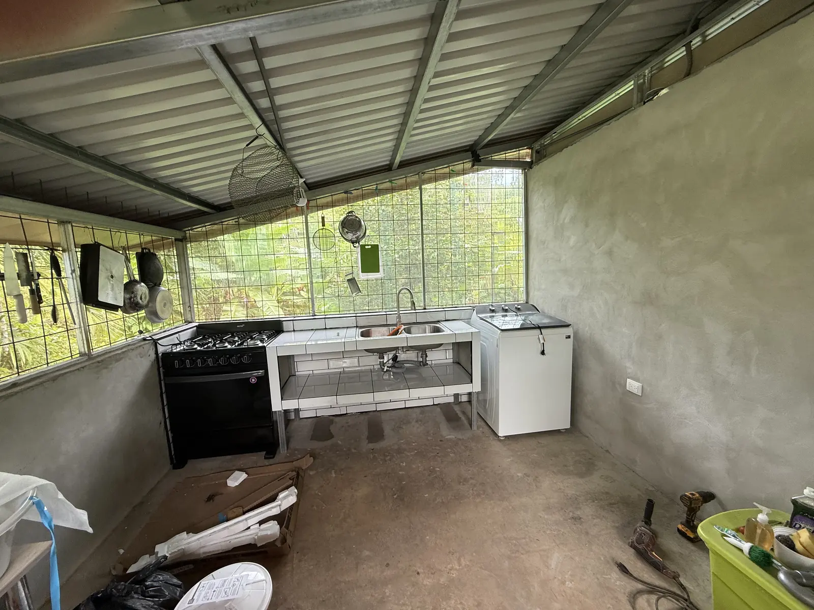 Cocina remodelada con fregadero y acabados