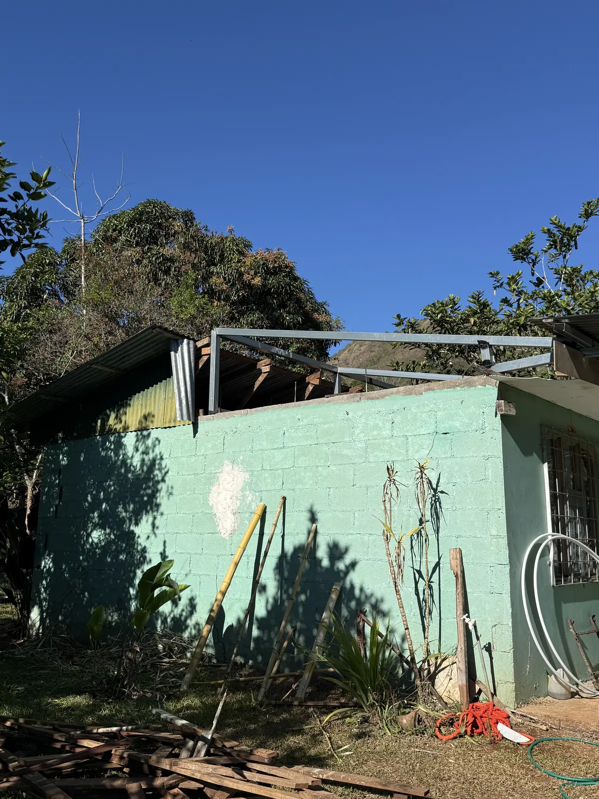 Techo viejo de una casa en Puriscal