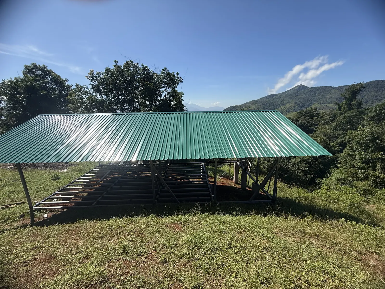 Estructura terminada con techo verde
