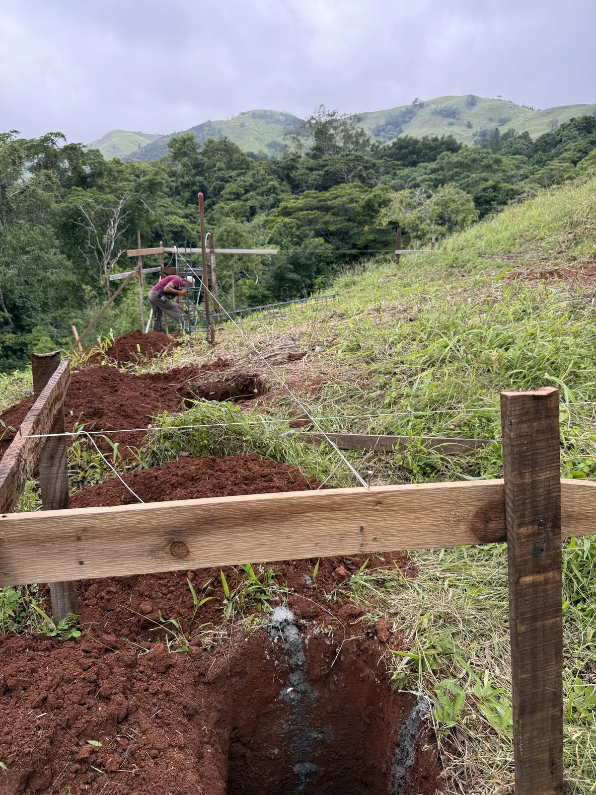 Inicio de una estructura sobre terreno inclinado
